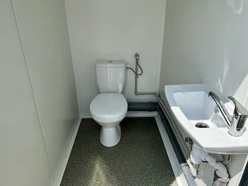 Contenedor Sanitario con 3 Cabinas