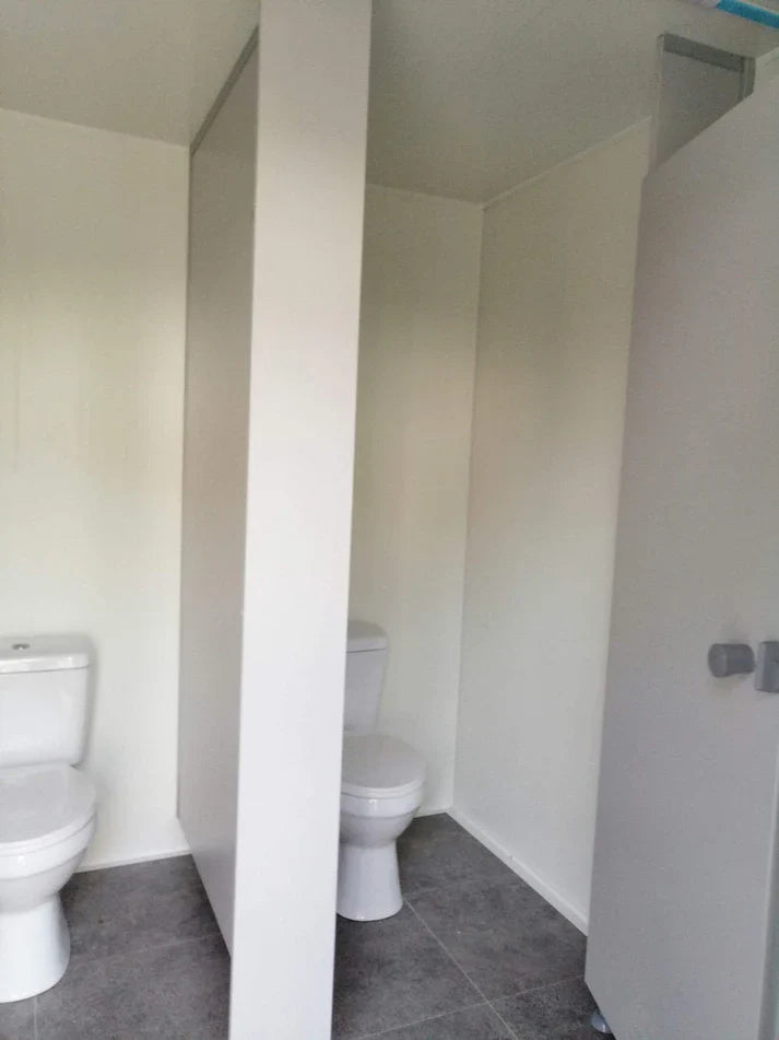 Remolque WC con doble WC 6x2,40 metros.
