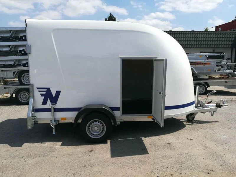 Furgoneta de poliéster Niewiadów con puerta lateral y rampa de carga